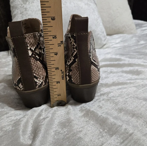 Snakeskin Ankle Boots By Time And Tru Size 7 1/2 EUC - Picture 5 of 8